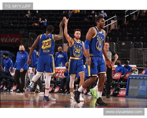 勇士与尼克斯激战正酣赛场精彩瞬间回顾与分析