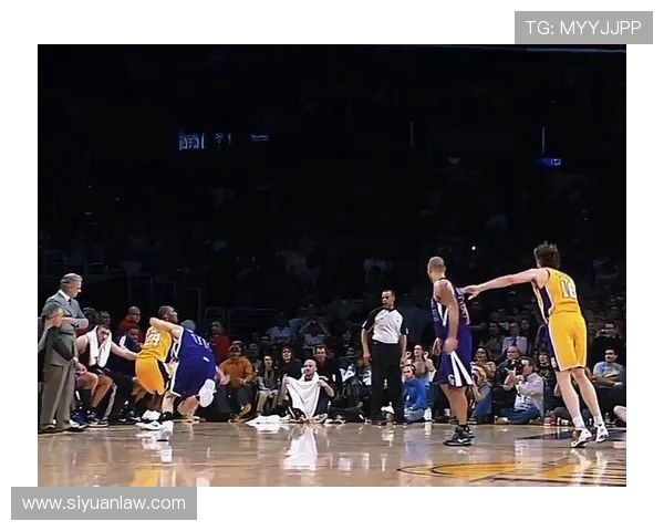 科比与快船的经典扣篮对决回顾与精彩瞬间分析