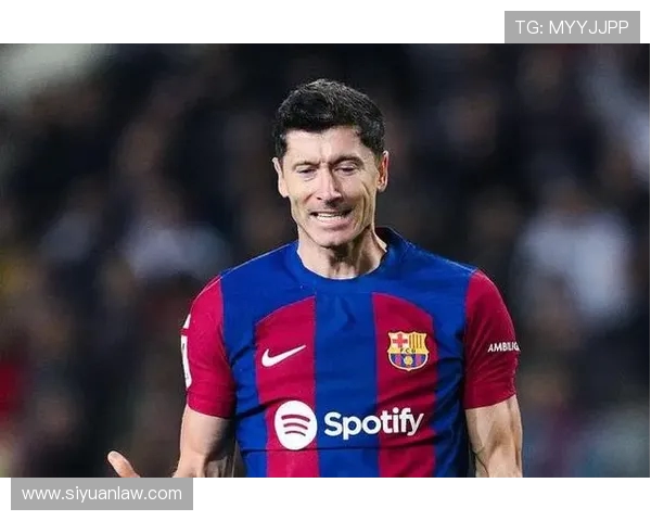 莱万重返德甲旧主场引发拜仁球迷愤怒指责其忘恩负义